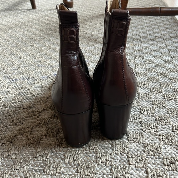 FRYE Stella Short Chelsea Boot, Dark Brown - Size 7 - Picture 5 of 7